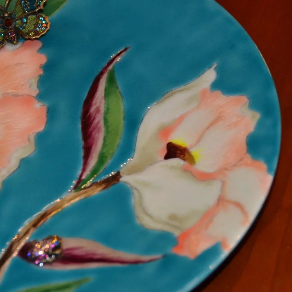 RARE LIMITED EDITION SIGNED JAY STRONGWATER MAGNOLIA FLOWER BUTTERFLY FROG PLATE